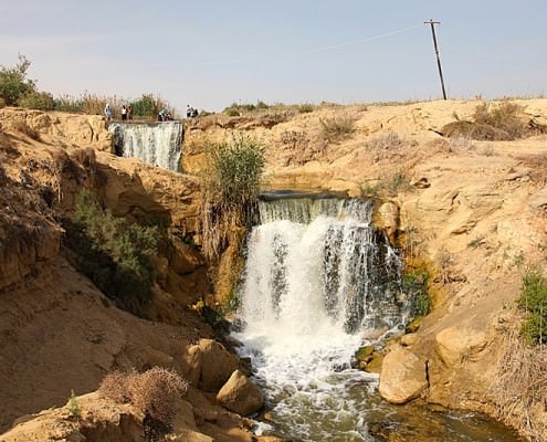 Waterfalls between upper and lower lakes in the Wadi El Rayan - Photo by Roland Unger
