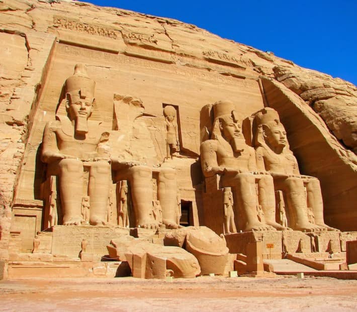 Vista frontal do Templo do Faraó Ramsés II, em Abu Simbel