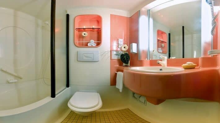 Movenpick MS Prince Abbas - Suite Bathroom