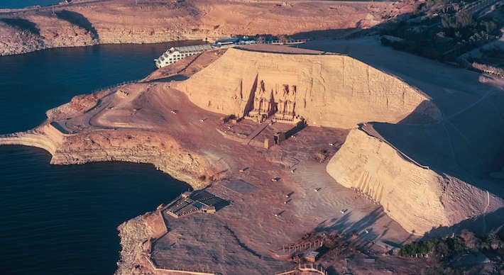 Vista aérea de Abu Simbel. Os templos estão atualmente num morro construído especialmente para eles no meio do lago Nasser.
