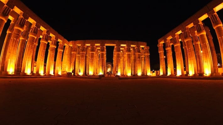 Colunas e estátuas do Templo de Luxor à noite