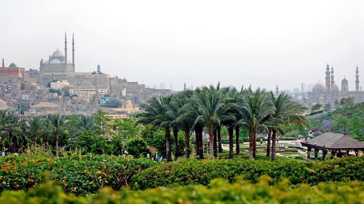 Panorama da Mesquita de Muhammad Ali e do parque Azhar no Cairo, Egito