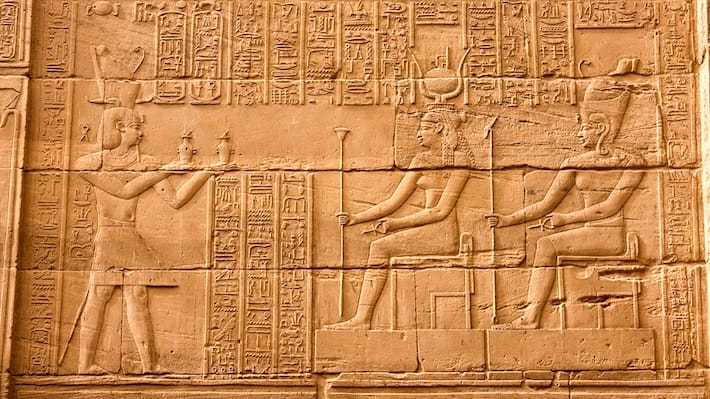 Faraó dando oferendas aos deuses no Templo de Kom Ombo