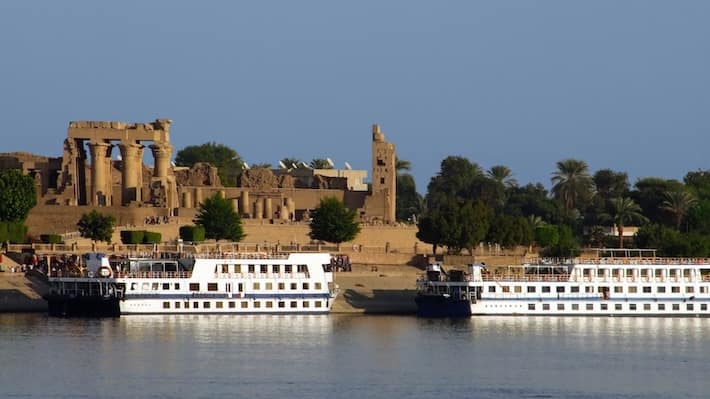 Navios de passageiros em frente a Kom Ombo, no Egito, vistos do Nilo