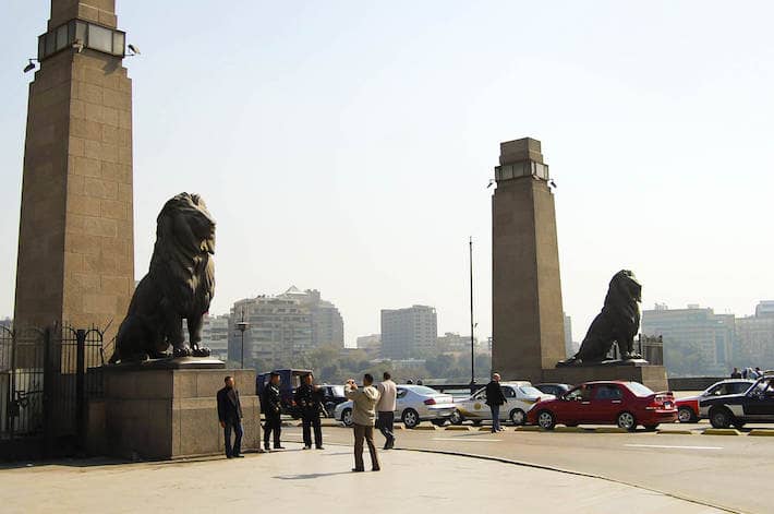 Le Caire ... Kasr-Al-Nile-Bridge-Entrance-Cairo-Egypt