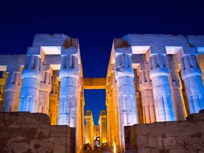 Templo de Luxor à noite.