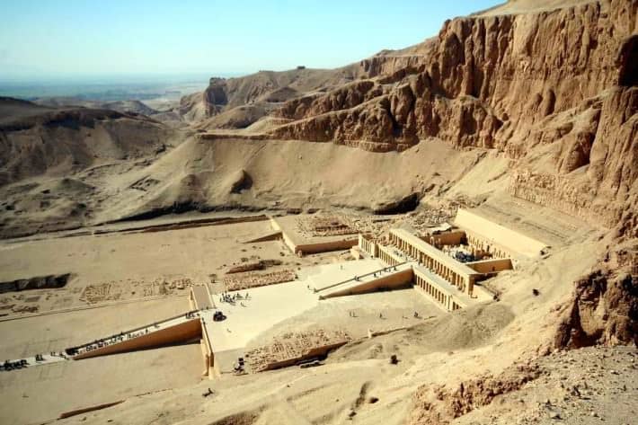 O Templo de Hatshepsut. Construído em honra da faraó mulher que reinou por mais tempo. Luxor, Egito.