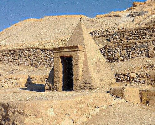 Tomb at the entrance of Deir El Medina - Photo by Rémih
